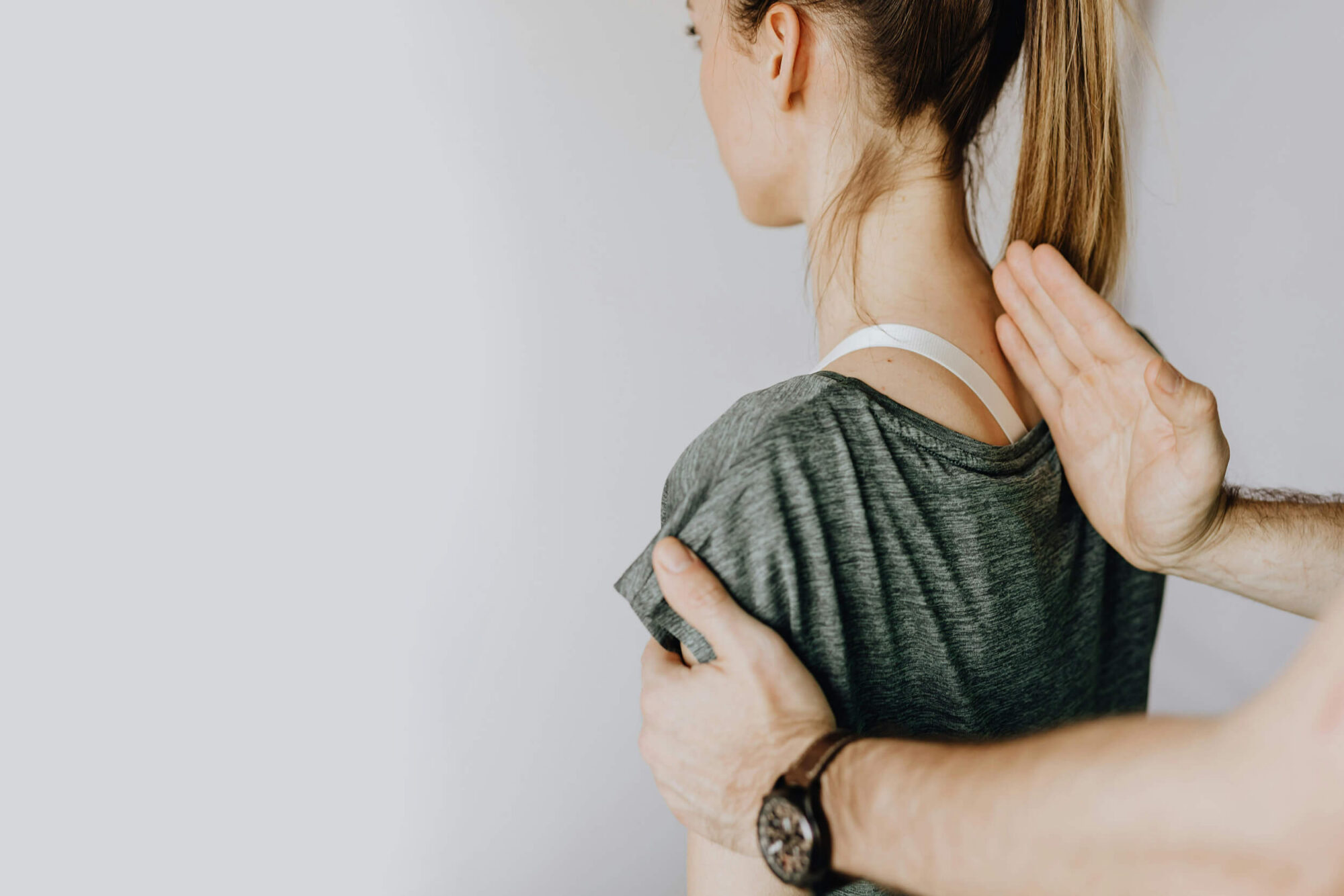 Ofte skyldes nakkesmerter dårlig holdning og uhensigtsmæssige arbejdsstillinger